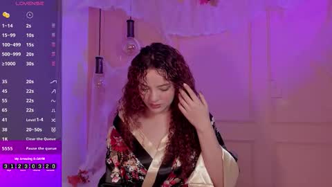 Snapshot of lovely_emma18 chatting on 10.21.25 Emma online show from 10.21.25