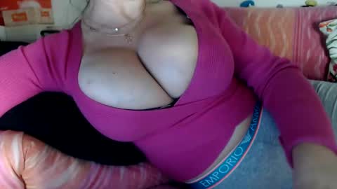 Snapshot of lovelywoman22 chatting on 02.21.25 lovelywoman22 online show from 02.21.25