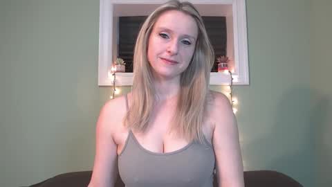 Snapshot of lovingsummer chatting on 02.18.25 Summer online show from 02.18.25