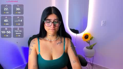 Snapshot of luanabonasx chatting on 12.17.25 Luana online show from 12.17.25