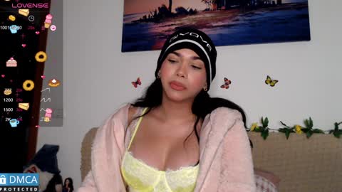 Snapshot of luara_ chatting on 01.07.25 luara_ online show from 01.07.25