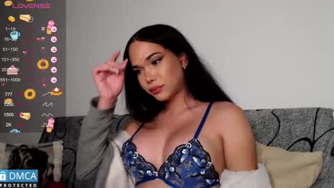 Snapshot of luara_ chatting on 02.15.25 luara_ online show from 02.15.25