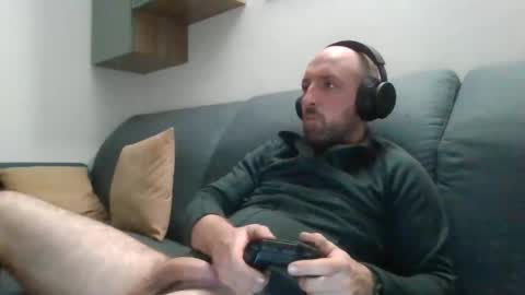 Snapshot of lucabeech88 chatting on 11.04.25 Luca online show from 11.04.25