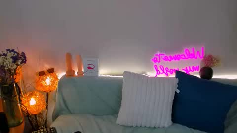 Snapshot of lucia_lucky chatting on 11.22.25 Sindy online show from 11.22.25