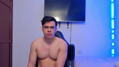 Snapshot of lucian_gomez chatting on 10.01.25 Lucian Gomez online show from 10.01.25