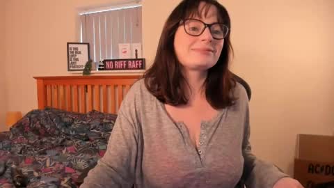 Snapshot of luciewintersuk chatting on 12.21.24 Lucie Winters online show from 12.21.24