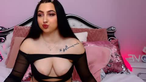 Snapshot of luckyymia chatting on 05.25.26 Mia online show from 05.25.26