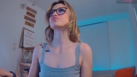 Snapshot of lucy_priincess chatting on 01.10.25 lucy online show from 01.10.25