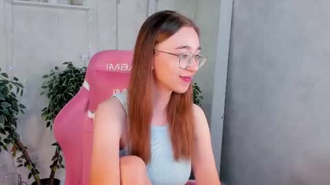 Snapshot of lucyy_green chatting on 06.25.26 Lucy online show from 06.25.26