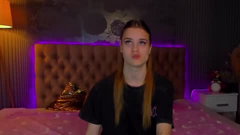 Snapshot of luisaclover chatting on 11.19.25 LuisaClover online show from 11.19.25