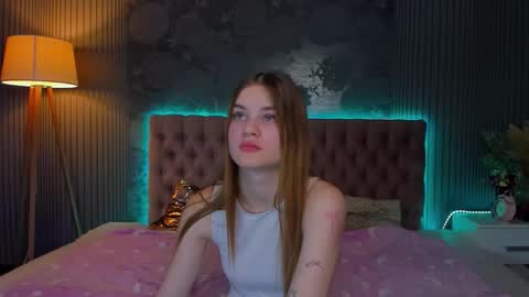 Snapshot of luisaclover chatting on 11.25.25 LuisaClover online show from 11.25.25