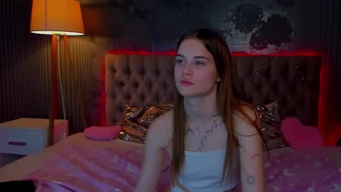 Snapshot of luisaclover chatting on 11.29.25 LuisaClover online show from 11.29.25