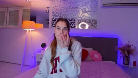 Snapshot of luisaclover chatting on 12.01.25 LuisaClover online show from 12.01.25