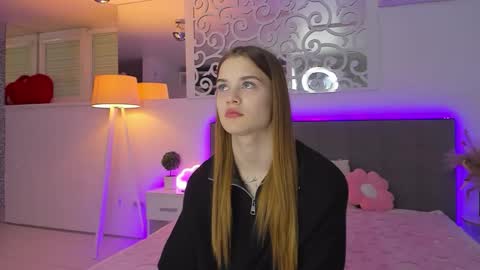 Snapshot of luisaclover chatting on 12.02.25 LuisaClover online show from 12.02.25