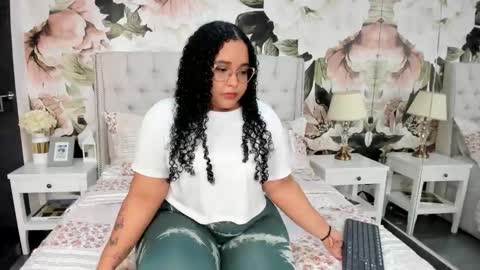 Snapshot of luli_rose_ chatting on 10.21.25 Luli Rose online show from 10.21.25