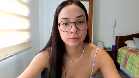 Snapshot of lulibee_ chatting on 04.06.26 Luli online show from 04.06.26