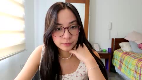 Snapshot of lulibee_ chatting on 04.08.26 Luli online show from 04.08.26