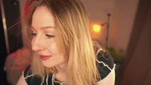 Snapshot of lulu_lovett chatting on 01.28.25 lulu_lovett online show from 01.28.25