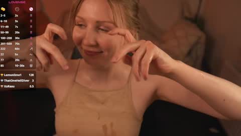 Snapshot of lulu_lovett chatting on 02.19.25 lulu_lovett online show from 02.19.25