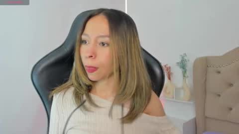 Snapshot of luluuberry chatting on 11.22.25 luluuberry online show from 11.22.25