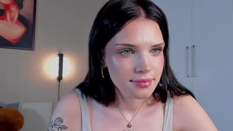 Snapshot of luminaryluxee chatting on 10.08.25 Lassie online show from 10.08.25
