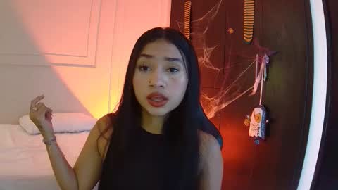 Snapshot of luna_and_banji chatting on 10.23.25 luna and banji online show from 10.23.25