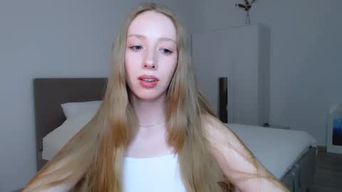 Snapshot of luna_insanity chatting on 02.20.25 Luna online show from 02.20.25