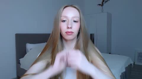 Snapshot of luna_insanity chatting on 09.15.25 Luna online show from 09.15.25