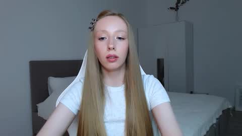 Snapshot of luna_insanity chatting on 09.16.25 Luna online show from 09.16.25