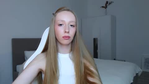 Snapshot of luna_insanity chatting on 09.22.25 Luna online show from 09.22.25