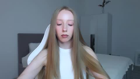 Snapshot of luna_insanity chatting on 10.06.25 Luna online show from 10.06.25