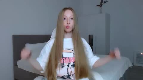 Snapshot of luna_insanity chatting on 10.12.25 Luna online show from 10.12.25