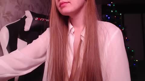 Snapshot of luna_loveisgood chatting on 12.22.24 Luna online show from 12.22.24