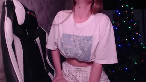 Snapshot of luna_loveisgood chatting on 12.24.24 Luna online show from 12.24.24