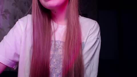 Snapshot of luna_loveisgood chatting on 01.02.25 Luna online show from 01.02.25