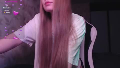 Snapshot of luna_loveisgood chatting on 01.08.25 Luna online show from 01.08.25