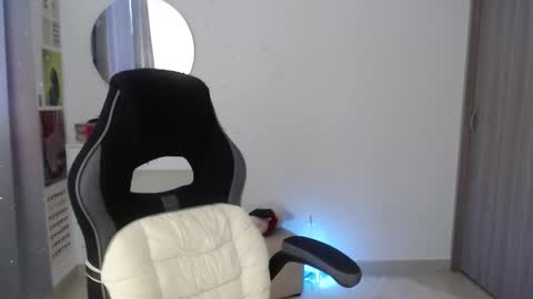 Snapshot of luna_mails chatting on 10.11.25 Luna online show from 10.11.25