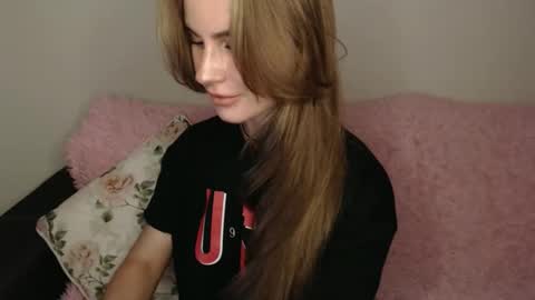 Snapshot of luna_moon77 chatting on 09.13.25 Luna online show from 09.13.25