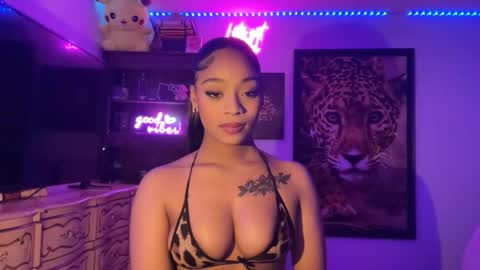 lunaa_11 online show from 12.16.25