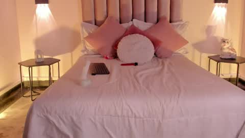 lunaa_moonn online show from 04.17.26