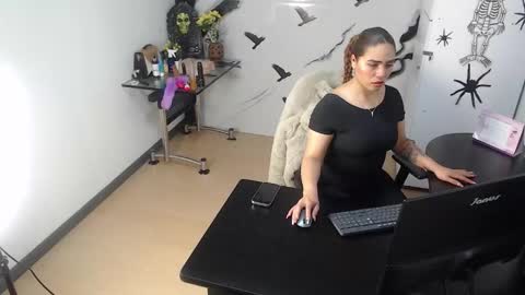 lunaaitana online show from 10.24.25