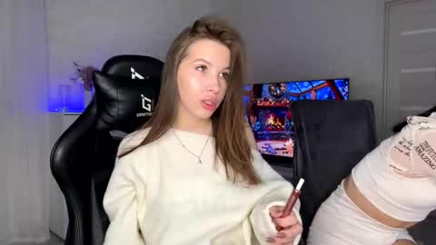 Snapshot of lunail chatting on 11.21.25 lunail online show from 11.21.25