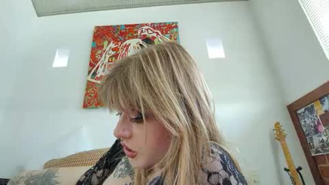 Snapshot of lunalovetea chatting on 11.05.25 Billie Bubbles online show from 11.05.25