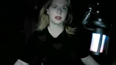 Snapshot of lunamystique_ chatting on 10.04.25 lunamystique_ online show from 10.04.25