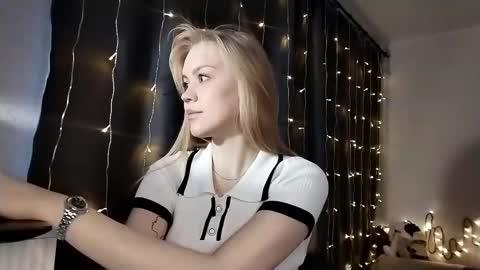 lunapeony online show from 12.05.25