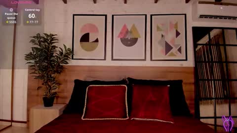 Snapshot of lunaruso chatting on 11.10.25 Luna Ruso online show from 11.10.25