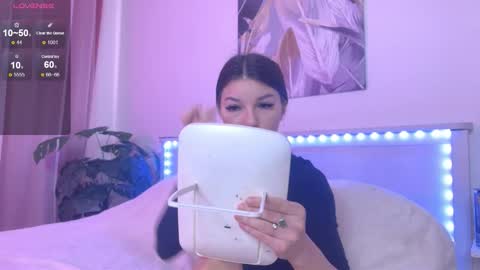 Snapshot of lunavine chatting on 11.16.25 Veronica online show from 11.16.25