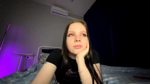 Snapshot of lunavoyce chatting on 11.09.25 Lunavoyce online show from 11.09.25