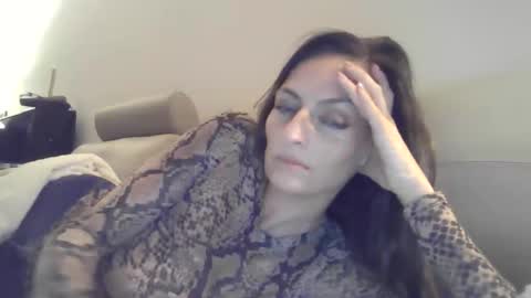 Snapshot of lusisart chatting on 12.17.25 Lusisart online show from 12.17.25