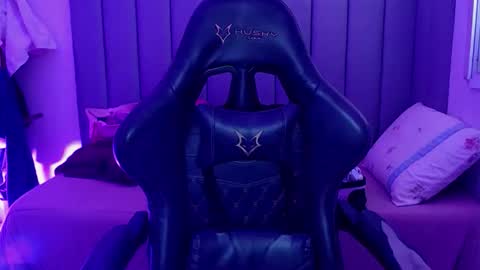 Snapshot of luuuh011s chatting on 12.03.25 luuuh011s online show from 12.03.25